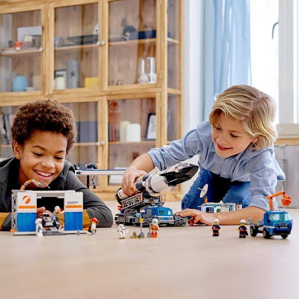 LEGO City Космопорт, майданчик для складання і транспорт для перевезення ракети (60229) 60229 фото